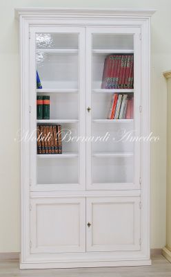 Libreria in legno massello con finitura colore bianco anticato e ante con vetro